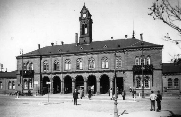 Diese Aufnahme von 1890 zeigt den von Architekt Friedrich Eisenloh erbauten Freiburger Hauptbahnhof. Foto: Stadtarchiv Freiburg