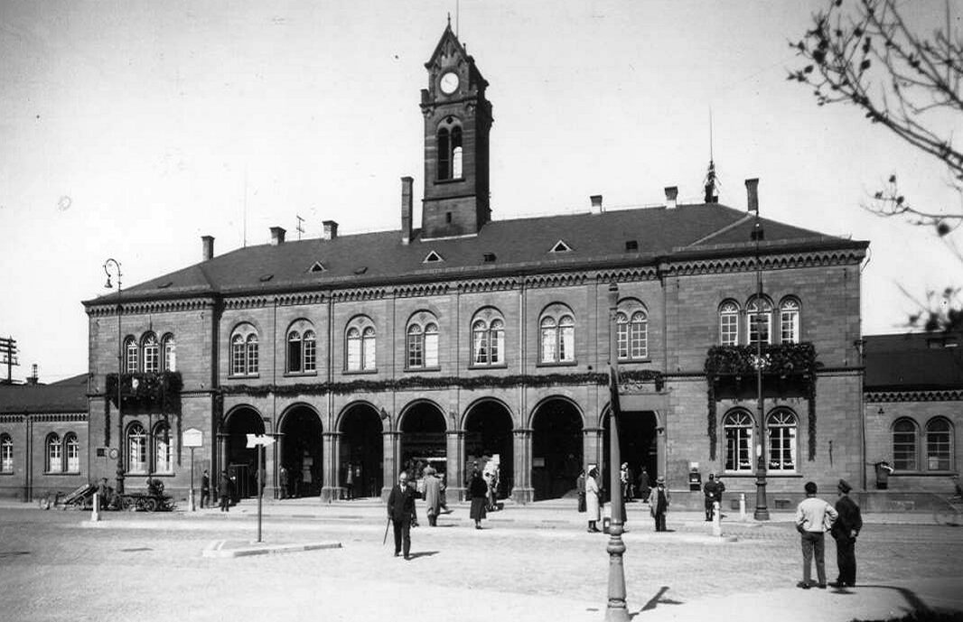 Diese Aufnahme von 1890 zeigt den von Architekt Friedrich Eisenloh erbauten Freiburger Hauptbahnhof. Foto: Stadtarchiv Freiburg