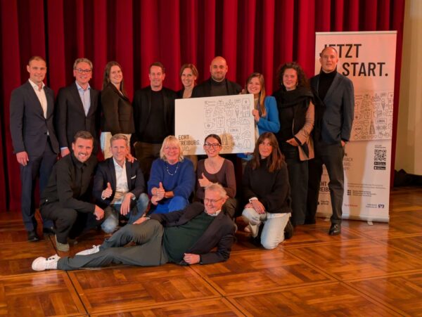 Das Vorstandsteam von Gemeinsam Freiburg, die Entwickler des Systems und die Sponsoren fiebern dem Start der Echt Freiburg Card entgegen – auch Freiburgs Erster Bürgermeister Ulrich von Kirchbach (vorne liegend) begrüßt das Engagement. Foto: Joers