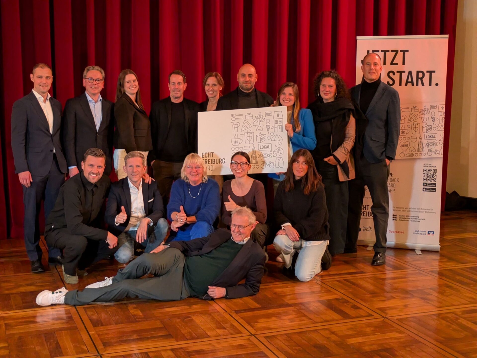Das Vorstandsteam von Gemeinsam Freiburg, die Entwickler des Systems und die Sponsoren fiebern dem Start der Echt Freiburg Card entgegen – auch Freiburgs Erster Bürgermeister Ulrich von Kirchbach (vorne liegend) begrüßt das Engagement. Foto: Joers