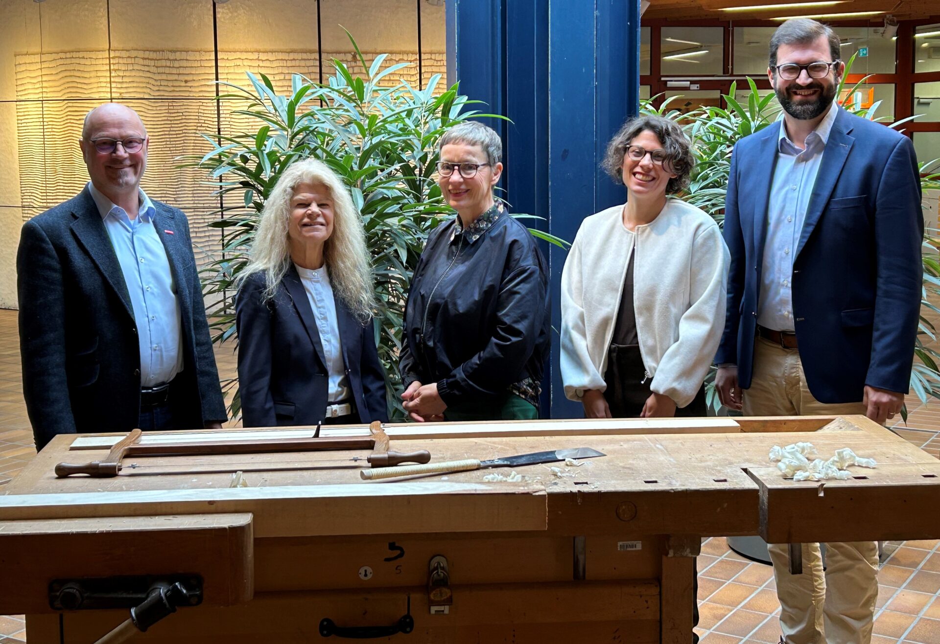 Christof Burger, Präsident der Handwerkskammer Freiburg, Theresia Denzer-Urschel (Agentur für Arbeit Offenburg), Annette Rebmann-Schmelzer, (Handwerkskammer Freiburg), Anna Melchior (Agentur für Arbeit Freiburg), und Simon Kaiser (IHK Südlicher Oberrhein). Foto: HWK Freiburg