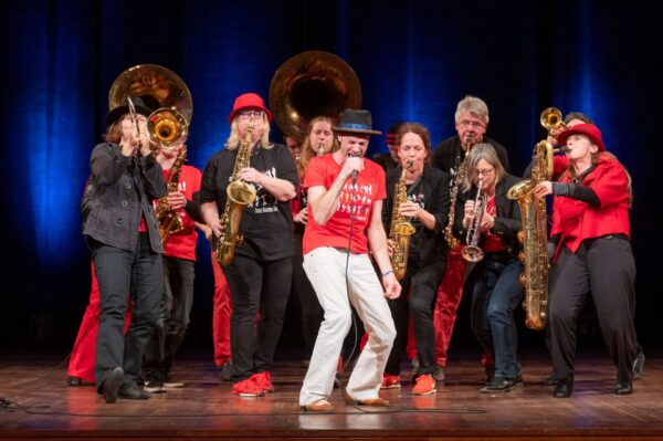 Die Funky Marching Band feiert begeistert mit ihrem explosiven Soundmix aus New-Orleans-Jazz und wildem Funk.