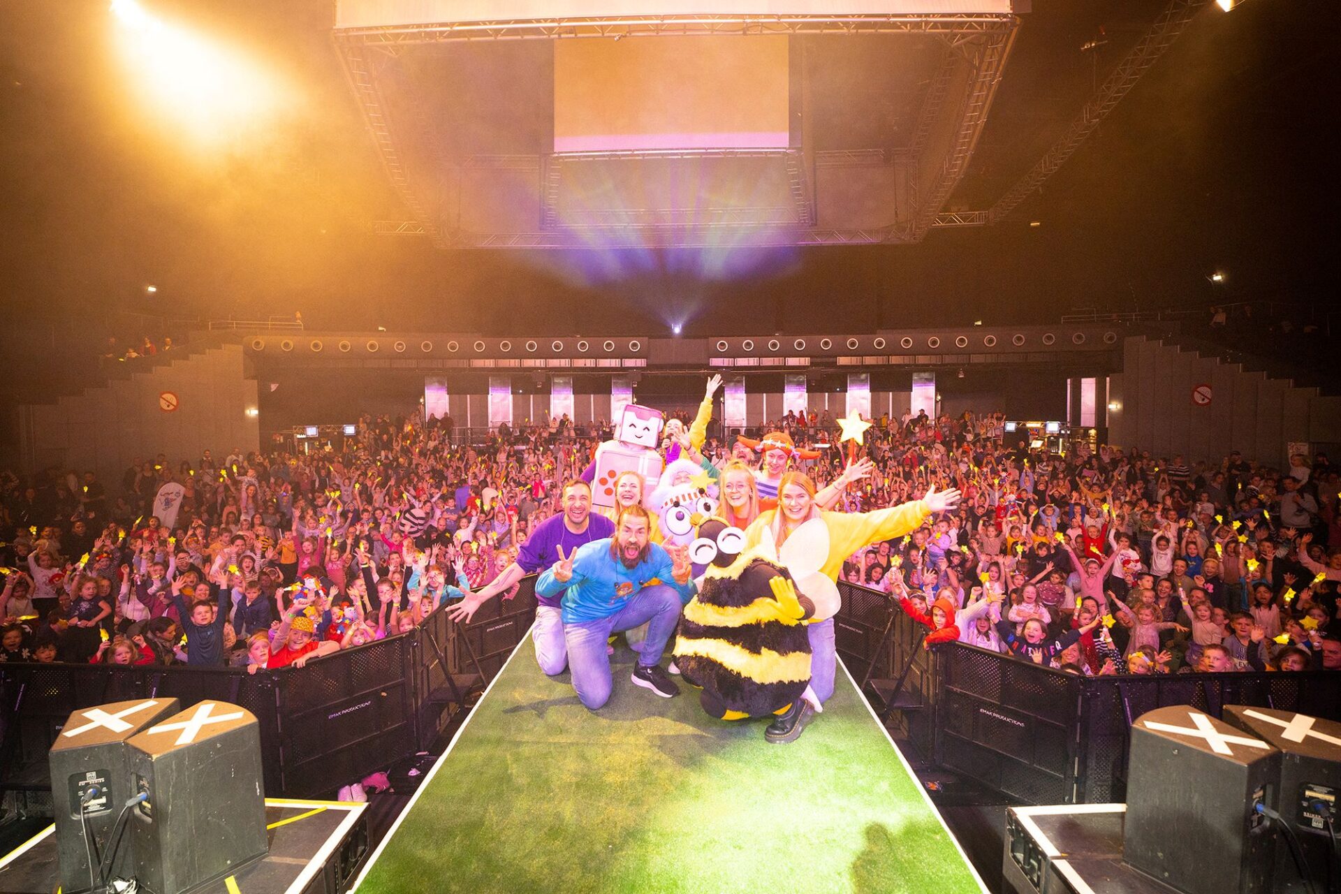 Songs wie „Der Körperteil Blues“ oder „Guck mal diese Biene da“ sind seit Jahren in tausenden von Kitas und Kinderzimmern bekannt und längst zu Hause. Jetzt kann man die vielen Tanz-, Bewegungs- und Lernlieder live erleben.