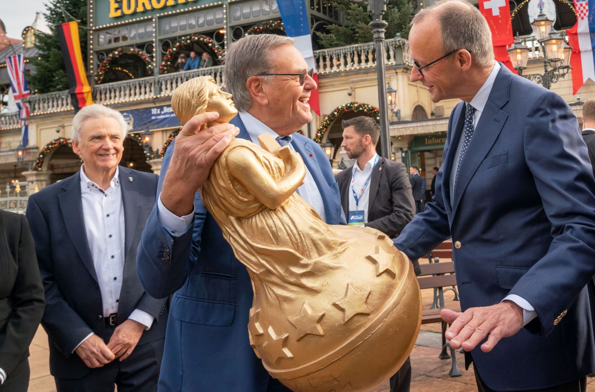 Geschenk beim Europa-Park-Besuch: Bundeskanzler Friedrich Merz erhielt von Roland Mack eine Original-Skulptur „Steh auf Europa“ des Künstlers Ottmar Hörl.