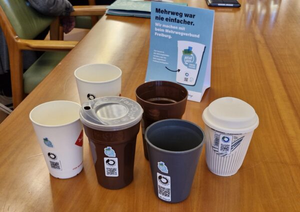 Die Freiburger Mehrwegbecher sehen unterschiedlich aus, können aber in allen Betrieben, die bei der Mehrwegoffensive dabei sind, gekauft und zurückgegeben werden.