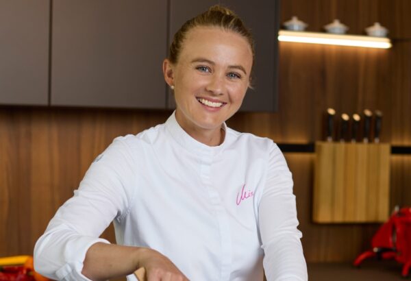 Mira Maurer hat eine klassische Ausbildung absolviert – aber ihr Kochalltag ist alles andere als „gewöhnlich“.