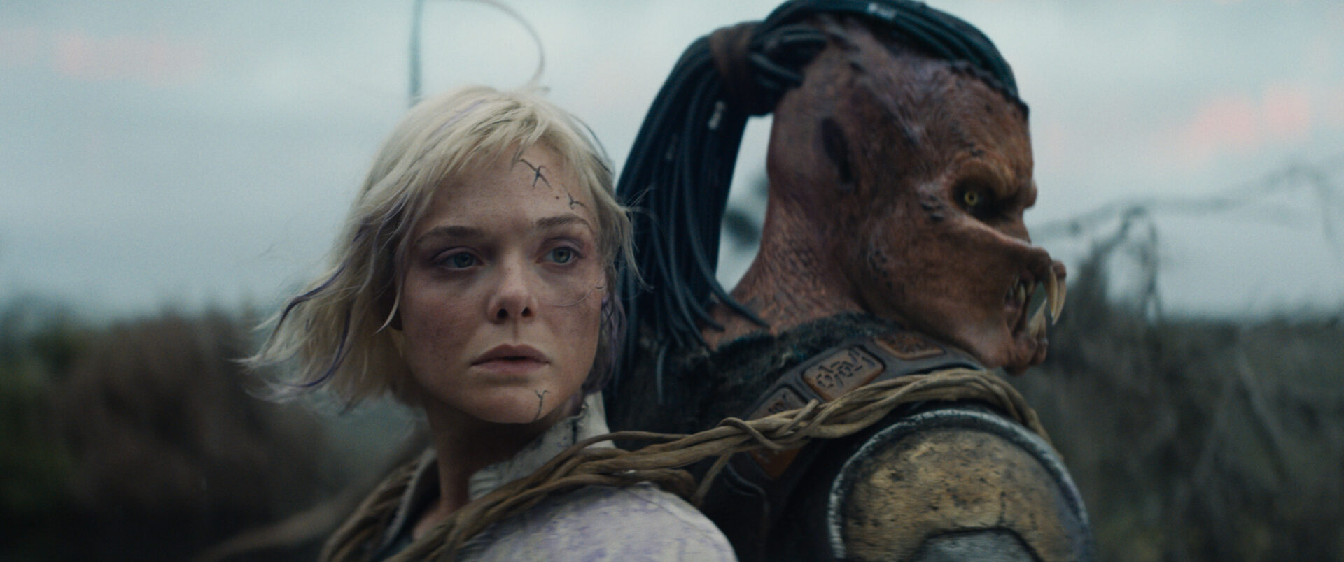 Thia (Elle Fanning) und der junge Predator (Dimitrius Schuster- Koloamatangi) werden Verbündete.