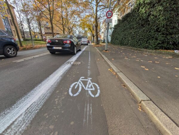 Selbst gemalter Radweg auf der Stefan-Meier-Straße