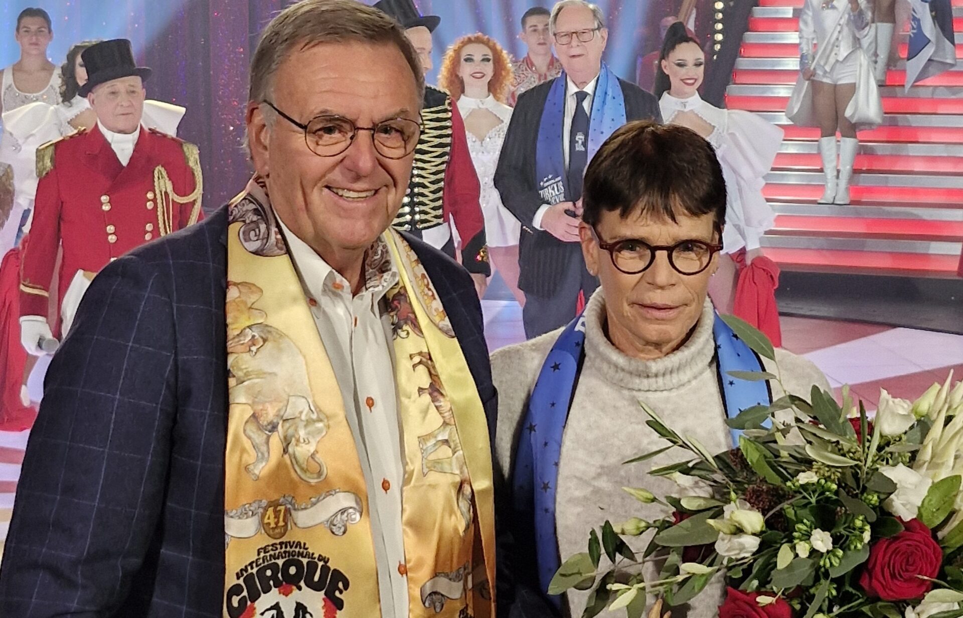 Roland Mack überreichte Stéphanie von Monaco bei der Zirkuspremiere einen Blumenstrauß.