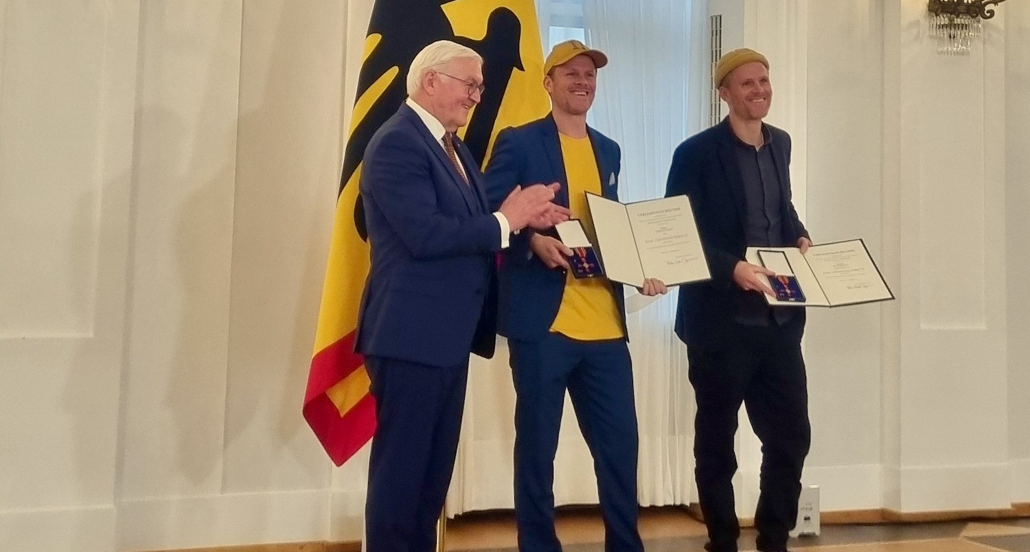 Bundespräsident Frank-Walter Steinmeier überreichte den Freiburger HipHop-Zwillingen Till und Felix Neumann das Bundesverdienstkreuz.