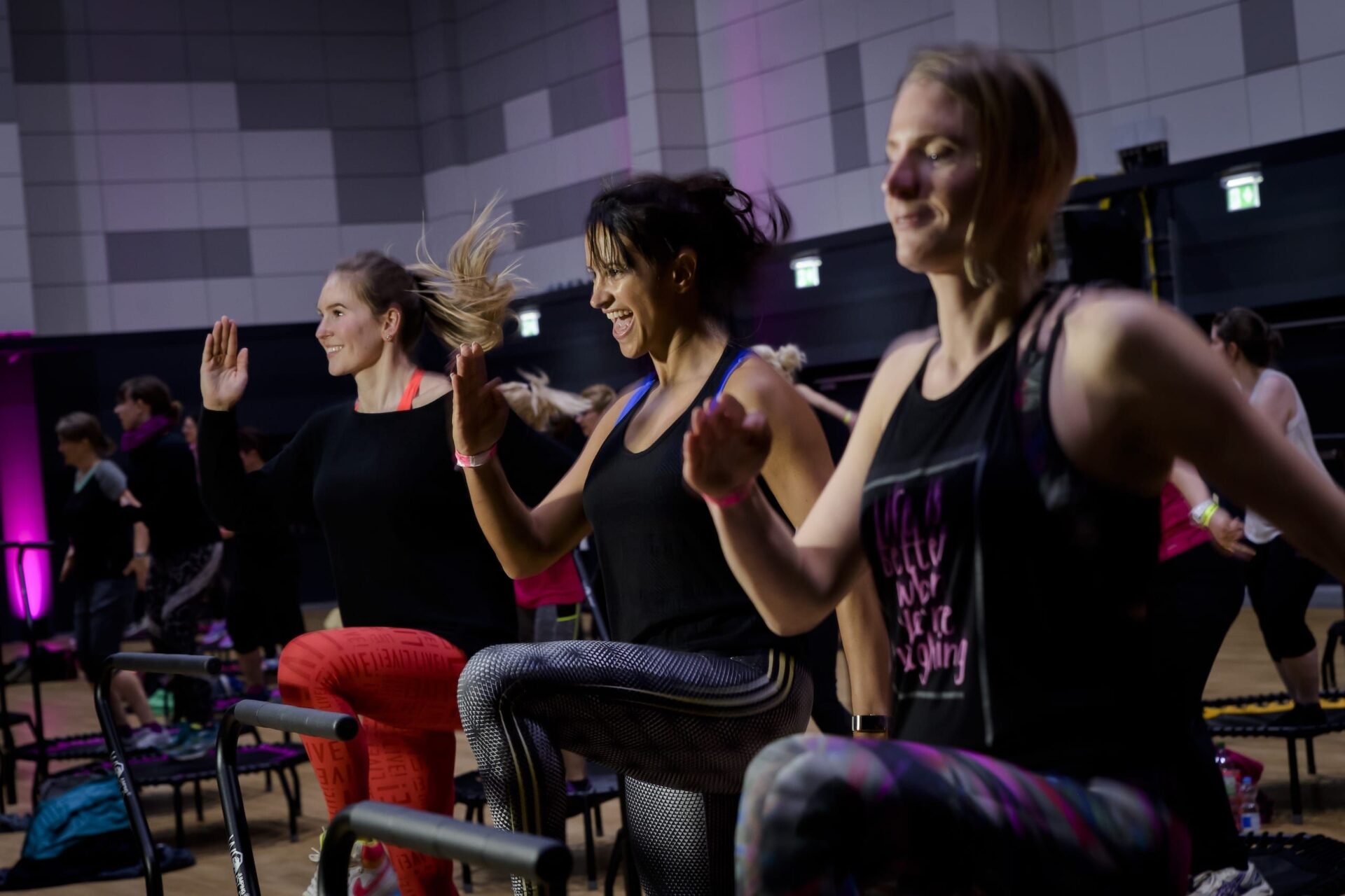 Im Fokus des Festivals stehen Bewegung und Empowerment für Frauen – unter anderem in den Workshops von Trainerin Juliana da Costa Becker (Mitte).