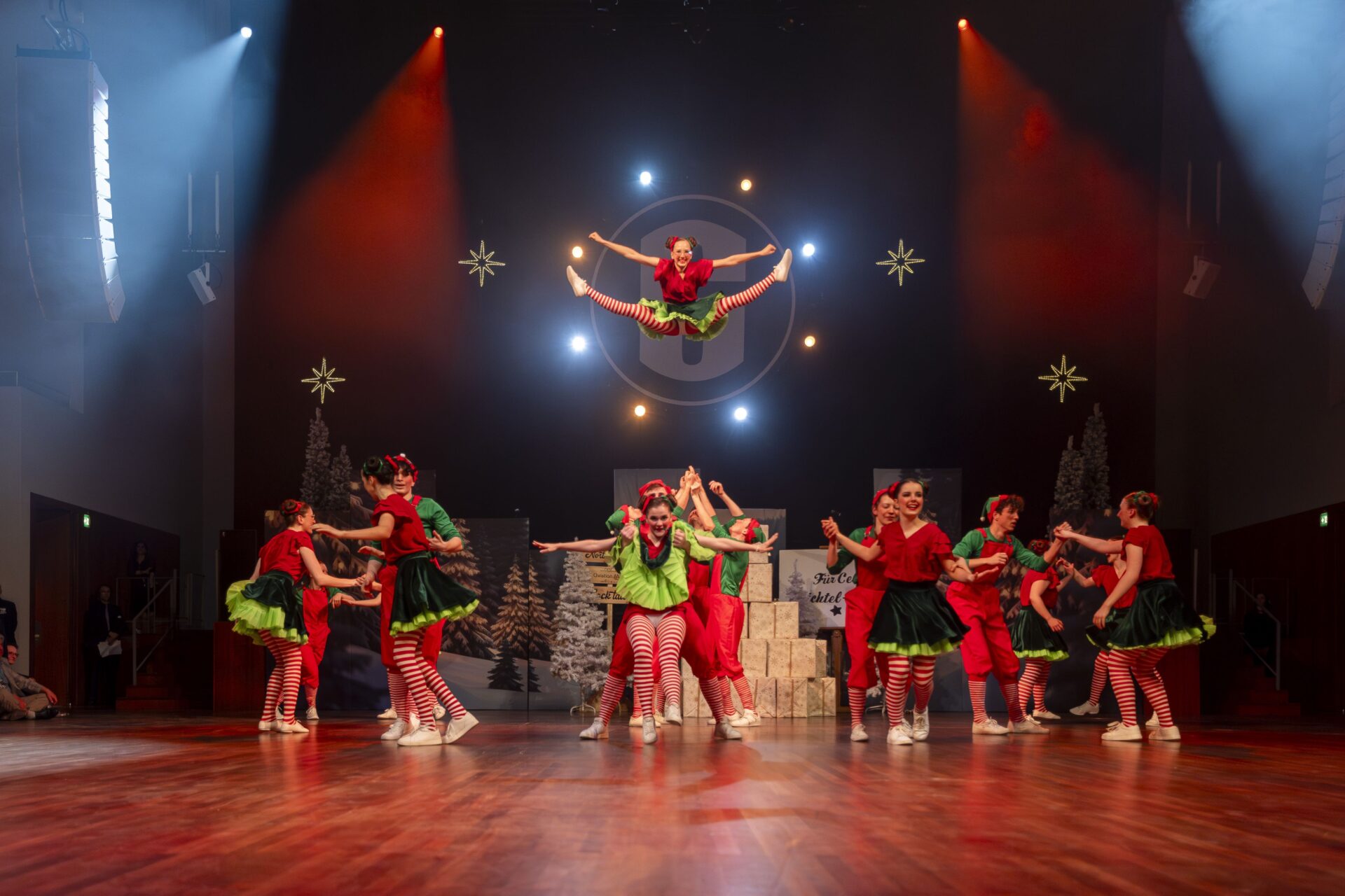 Begeisterten das Publikum bei den Konzerthausbällen: Die Formation “The Swingin’ Pebs” in der Tanzshow „Celi und das verlorene Weihnachten“.