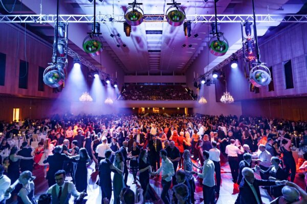 Die Tanzschule Gutmann lädt wieder zum Konzerthausball ein. Foto: Valentin Behringer/Gutmann Media