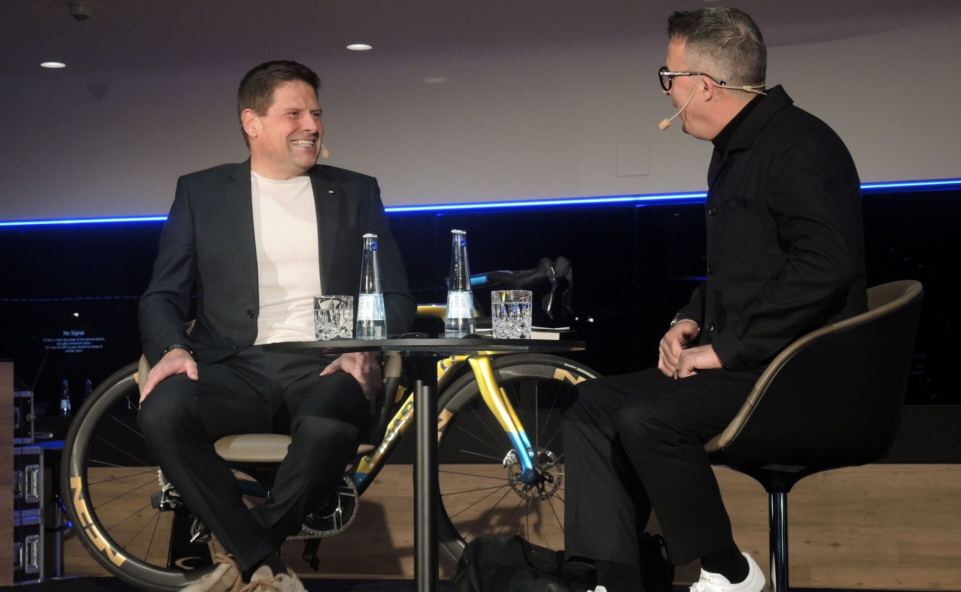Bestens gelaunt: Radsport-Star Jan Ullrich gab im Gespräch mit Moderator Jörg Pippig zahlreiche Anekdoten preis. Foto: Joers