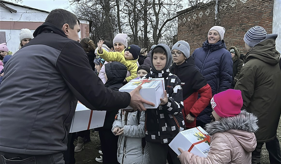 Freiburger Engagierte organisieren weiterhin Hilfslieferungen in die Ukraine: Die Kinder freuen sich immer sehr über die Päckchen zu Weihnachten - hier ein Foto der S’Einlädele-Aktion vom vergangenen Jahr. Foto: S'Einlädele