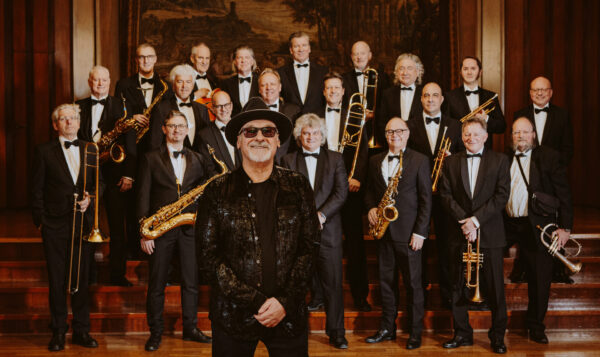 Paul Carrack und die SWR Big Band sorgen im Konzerthaus für vorweihnachtliche Stimmung.