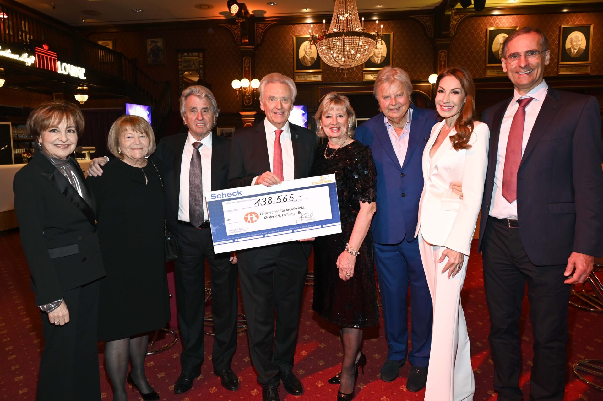 Freuen sich gemeinsam über die stolze Summe der Spendengala: Paola Felix, Ursula und Werner Kimmig, Jürgen und Mauritia Mack, Karlheinz und Dagmar Kögel und Tobias Feuchtinger.
