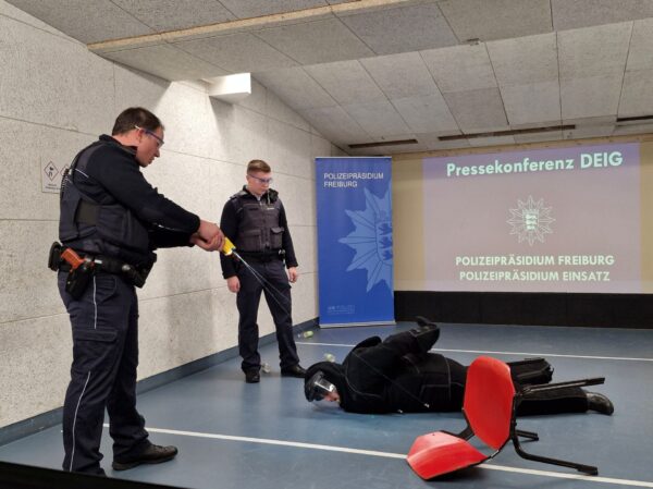 Hier nur eine Übung: Bei der Vorstellung des Projekts wurde gezeigt, wie die Freiburger Polizisten einen Angreifer mit dem Taser überwältigen.