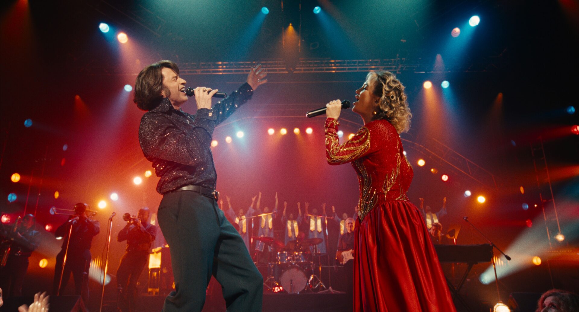 Mike Sardina (Hugh Jackman) und Claire Stengl (Kate Hudson) gründen die Neil-Diamond-Tribute-Band „Lightning & Thunder“. Foto: Focus Features