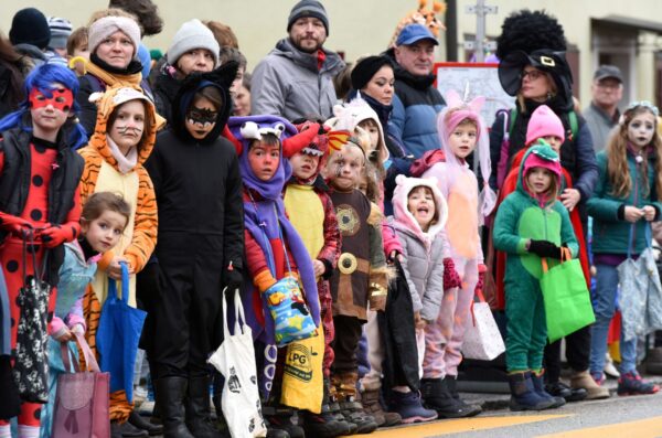 Der Blick in leuchtende Kinderaugen – für MIchael Pfahler von den Rebläusen in St. Georgen das Größte an Fastnacht. Foto: Rita Eggstein