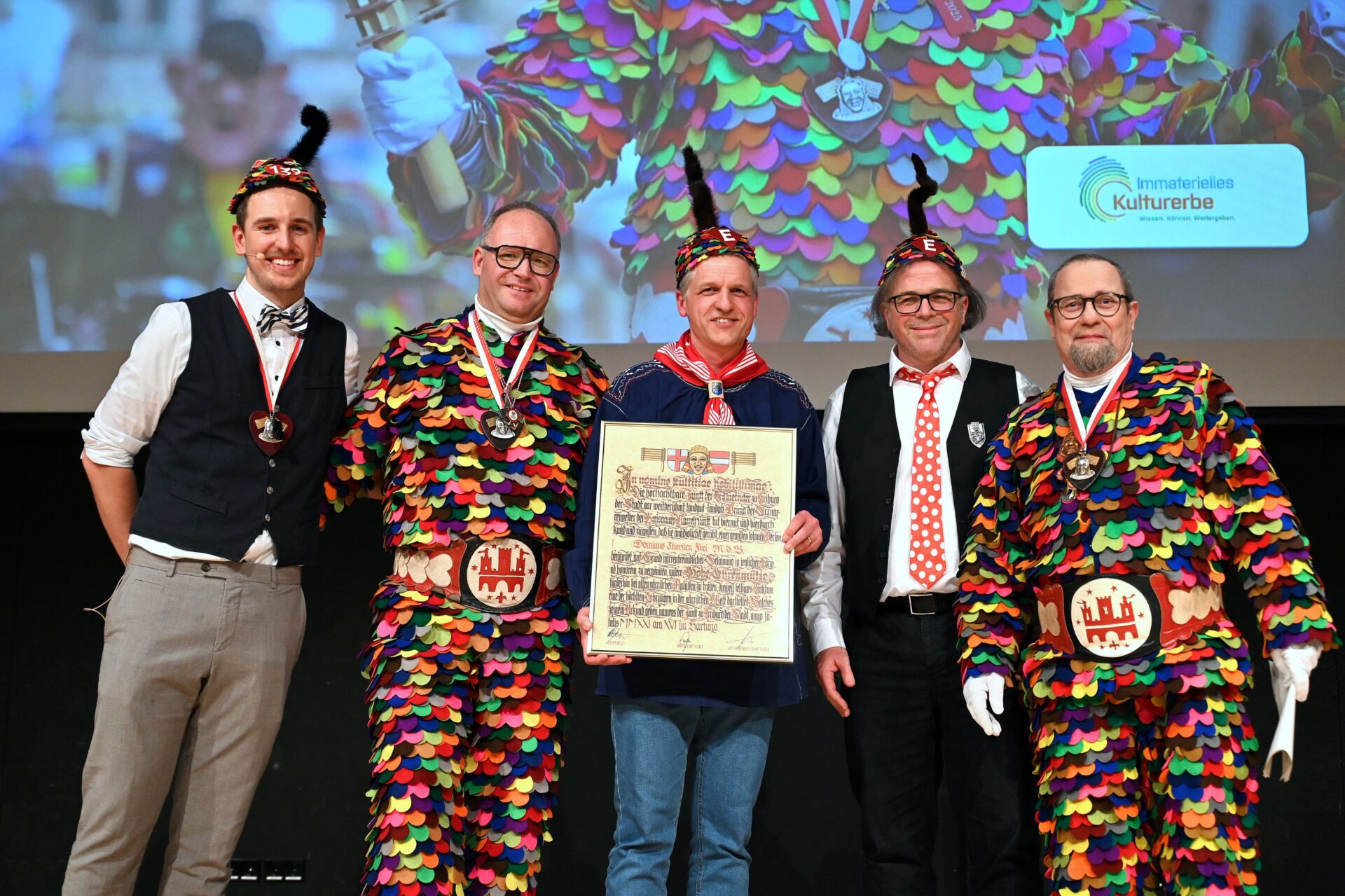 Kanzleramts-Chef Thorsten Frei (Mitte) bekam die Ehrenmütze der Fasnetrufer verliehen. Hier mit Regierungspräsident Carsten Gabbert (2.v.r.), der sich im vergangenen Jahr über die Auszeichnung freuen durfte und den Zunftoberen (v.l.) Timo Metzger, Alexander Schöpe und Markus J. Weber.