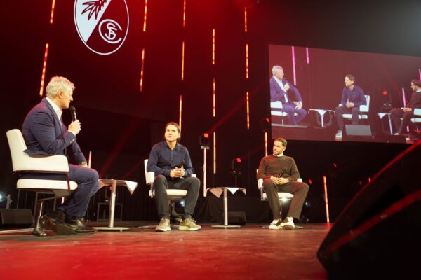 ARD-Kommentator Tom Bartels (l.) plauderte mit den Rekordspielern: SC-Kapitän Christian Günter (r.) und Ex-SC-Kicker Andreas Zeyer.