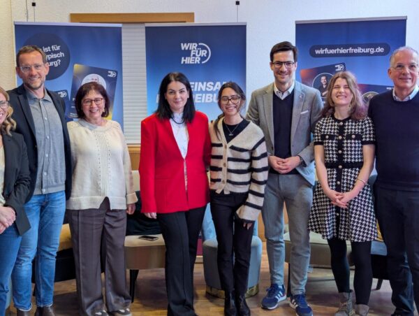 OB Martin Horn im Kreise seiner Unterstützer – darunter Jobrad-Gründer Ulrich Prediger (links), Innenstadt-Akteurin Anca Rosler-Koslar (2.v.l.), Senay Awad (Sozialdienst muslimischer Frauen, 3.v.l.) und Barock-Orchester Intendant Hans-Georg Kaiser (rechts). Foto: Bernd Peters