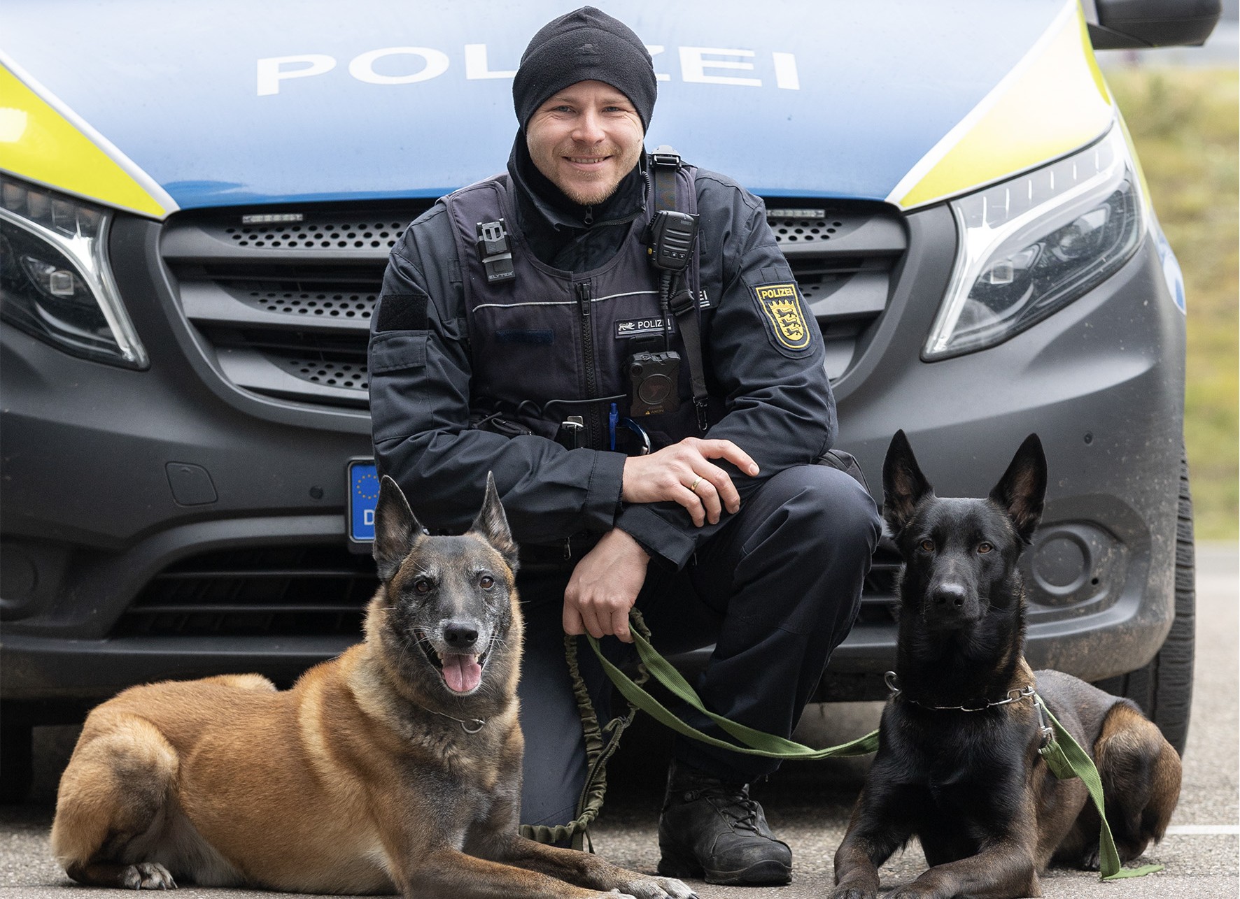 Darf jetzt seine Rente genießen: Diensthund Cuba (l.) mit seinem Nachfolger Baldur und Hundeführer Sven Steib.