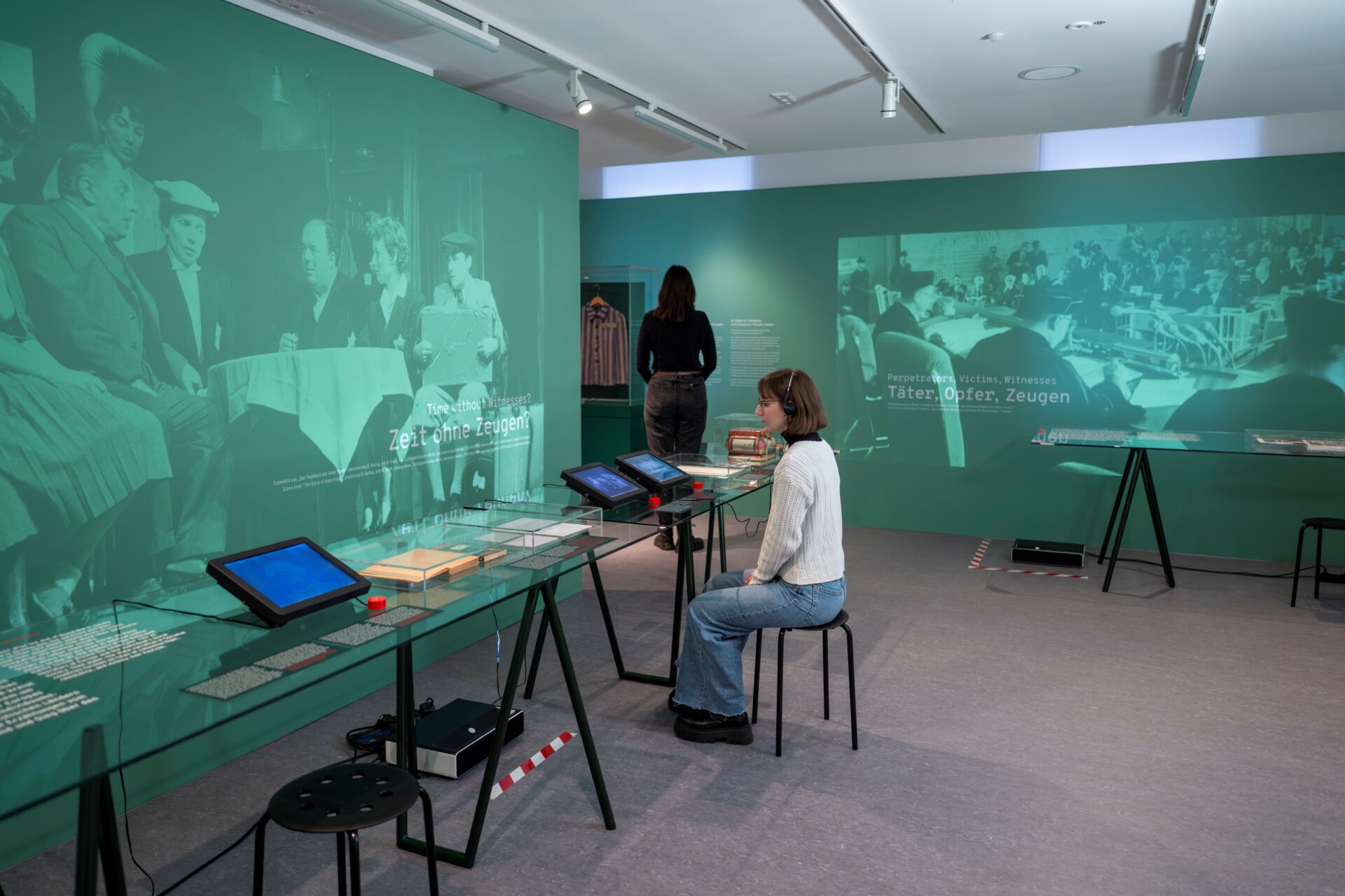 Bücher, Filme, Interview-Ausschnitte und mehr setzen sich bei der Ausstellung mit dem Thema Zeitzeugen auseinander.