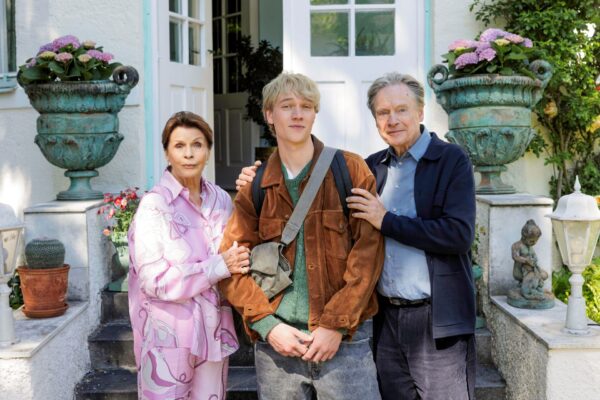 Joachim (Bruno Alexander) zieht in die Villa seiner exzentrischen Großeltern ( (Senta Berger und Michael Wittenborn). Foto: Komplizen Film/Warner Bros.