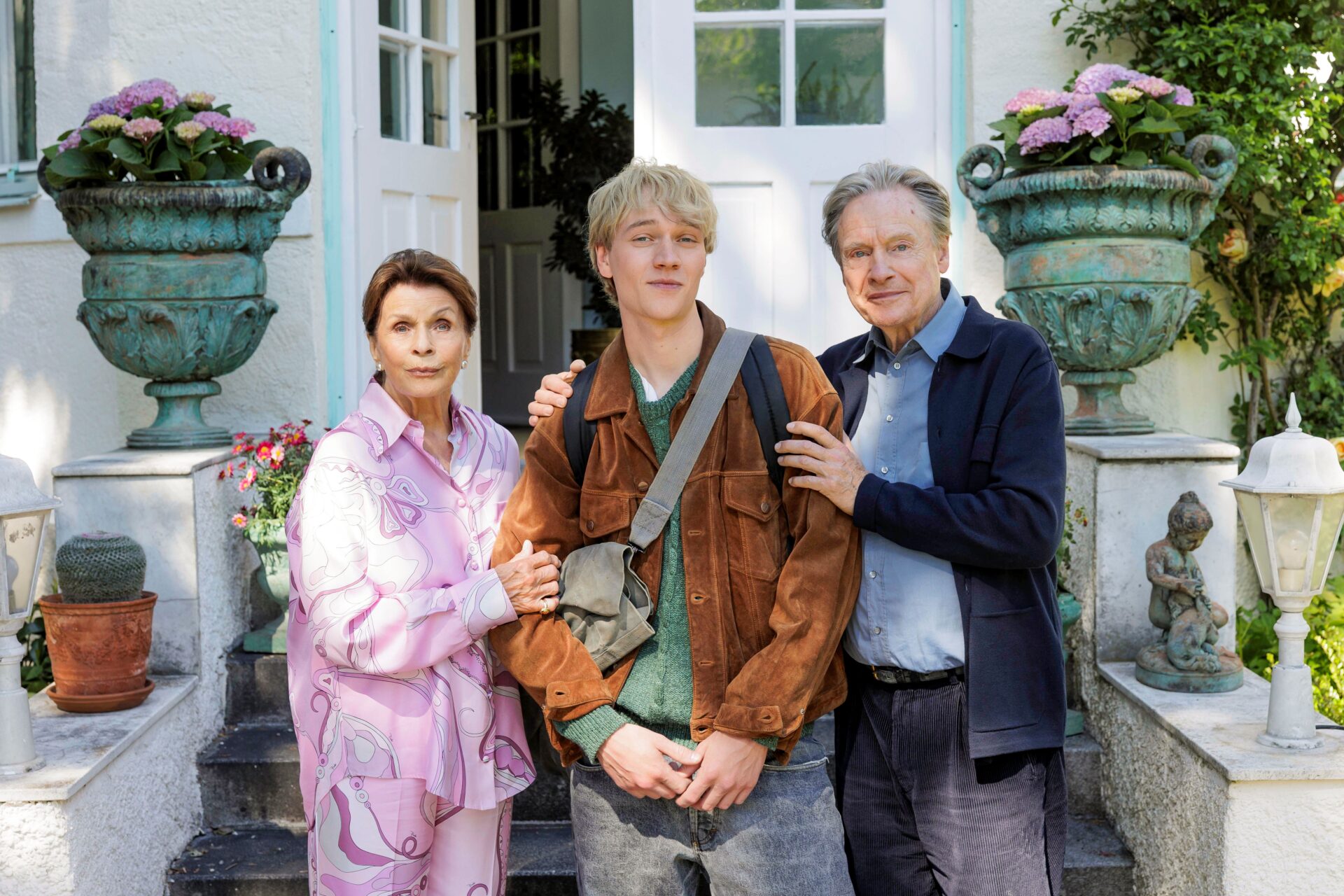 Joachim (Bruno Alexander) zieht in die Villa seiner exzentrischen Großeltern ( (Senta Berger und Michael Wittenborn). Foto: Komplizen Film/Warner Bros.