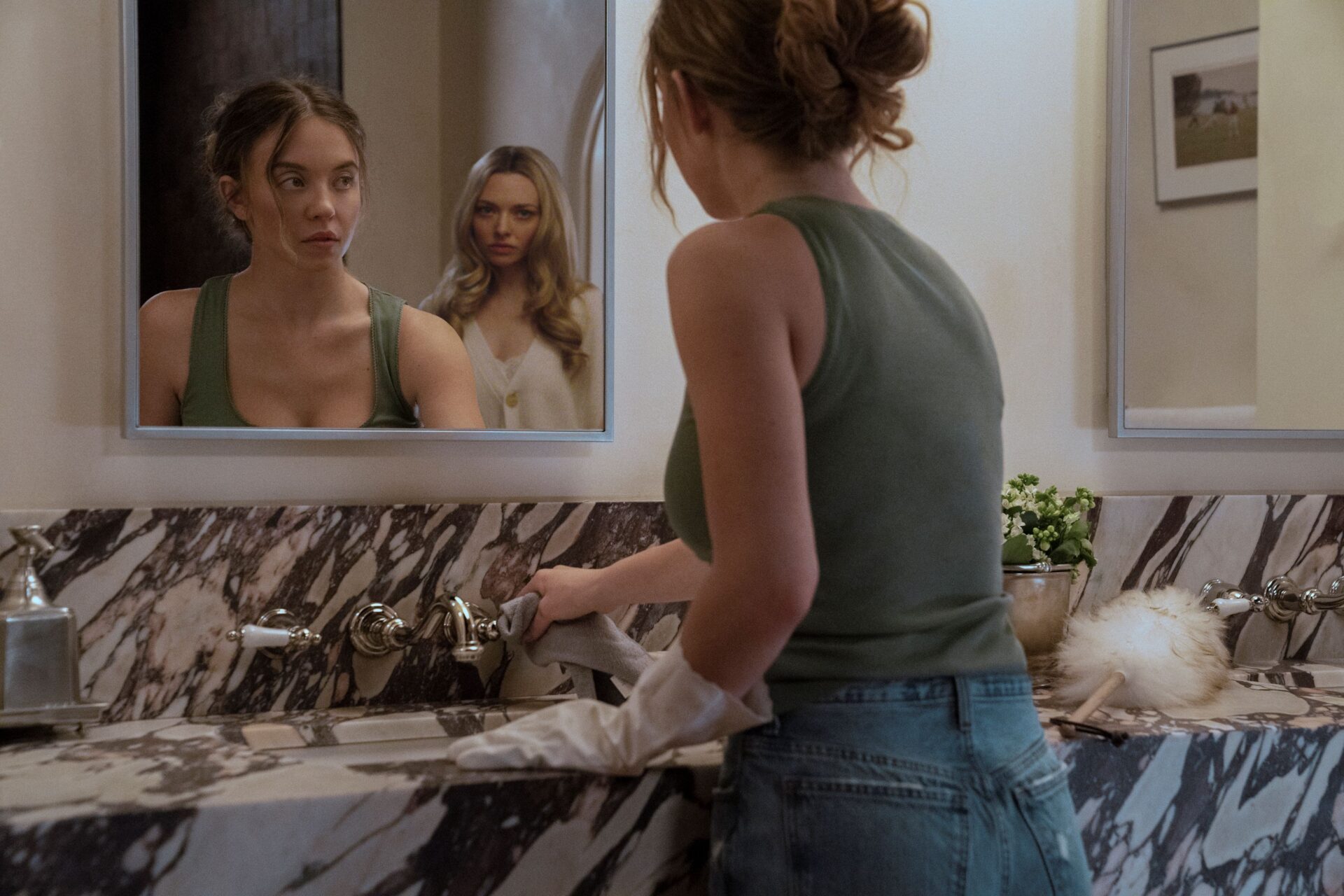 Millie (Sydney Sweeney) merkt schnell, dass im Haus von Nina (Amanda Seyfried) etwas nicht mit rechten Dingen zugeht. Foto: Leonine Filmverleih