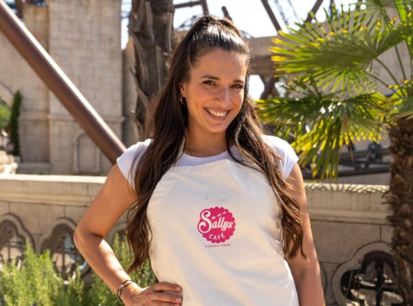 Mit ihrer Familie ist Back-Queen Sally oft im Europa-Park unterwegs, bald wird dort ihr erstes Café eröffnet.