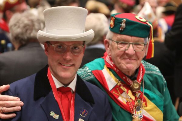 Der eine ist es schon, der andere wird es bald: Manuel Hagel wird Träger der Goldenen Narrenschelle. Ministerpräsident Winfried Kretschmann nennt die Schelle seit 2014 sein eigen.