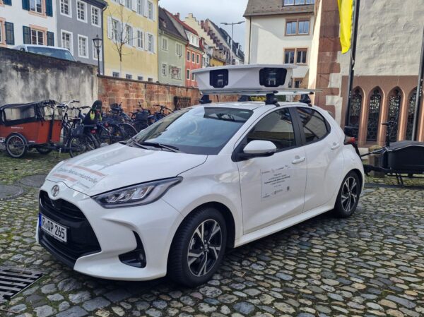 Das Scan-Fahrzeug überprüft mit einem präzisen GPS-System und optischen Sensoren Fahrzeuge, die auf öffentlichen Flächen abgestellt sind.