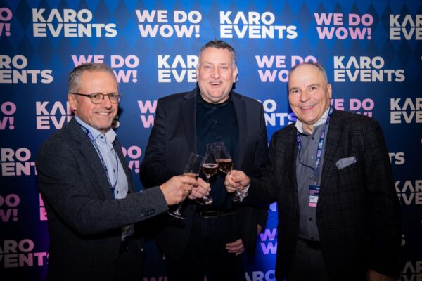 Martin Zenke (r.), Geschäftsführer des Freiburger Wochenbericht und Clemens Merkle (l.), Geschäftsführer der Wochenzeitungen am Oberrhein gratulierten Christoph Römmler, Geschäftsführer von Karoevents, bei der Jubiläumsfeier zum 30-Jährigen der Eventagentur.