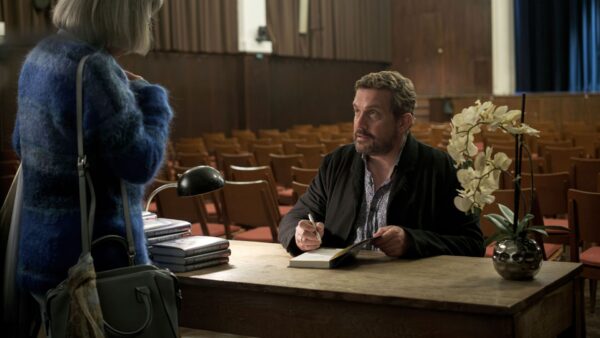 Auch wenn die Bestseller-Jahre vorbei sind, ist Hannes (Sebastian Bezzel) für seine Fans da.