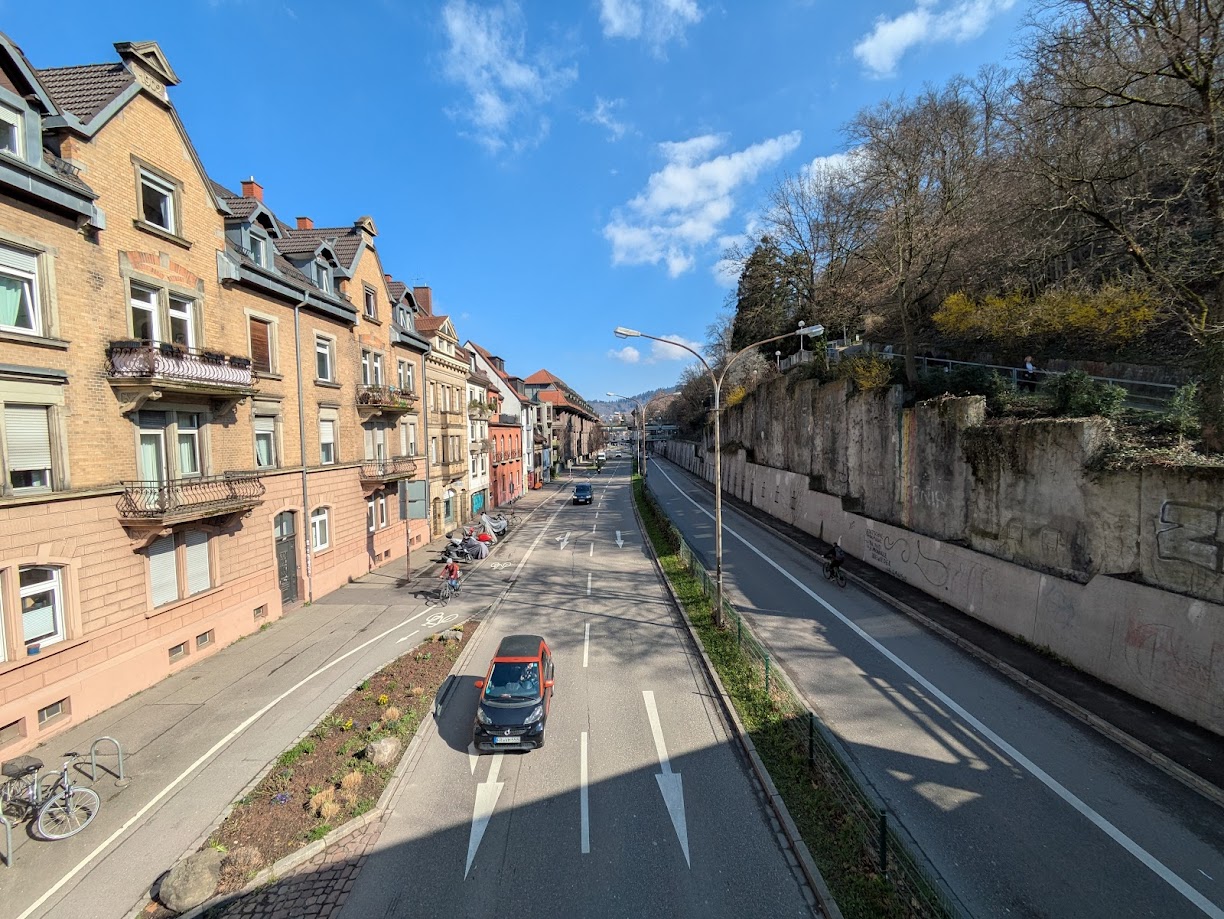 Laut Lärmaktionsplan soll zukünftig rundum die komplette Altstadt (hier der Schlossbergring) künftig tagsüber Tempo 30 gelten. Foto: Joers