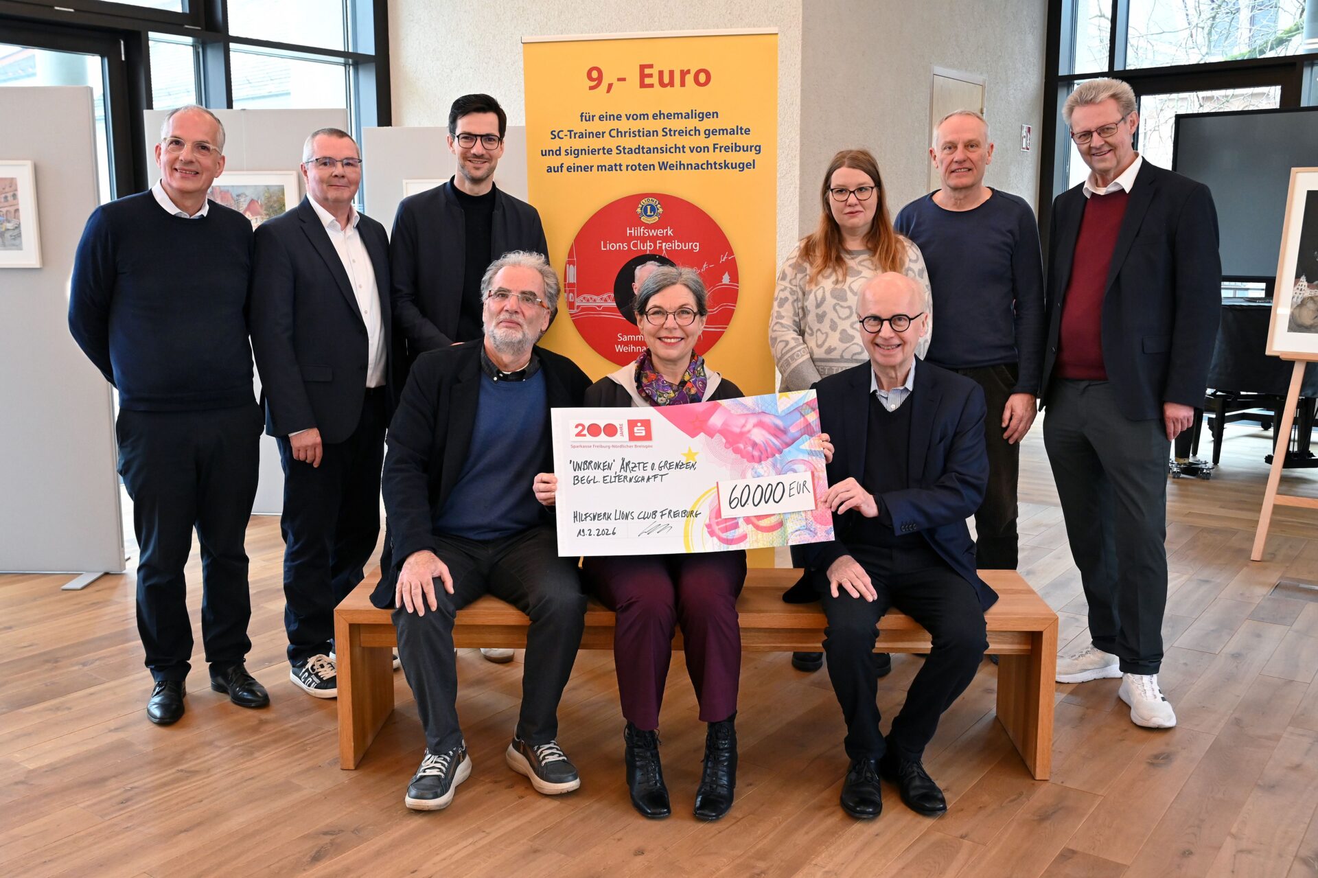 Freuten sich bei der Spendenübergabe über 60.000 Euro für den guten Zweck (v.l.): Hans-Georg Kaiser, Hanns-Georg Schell (beide Lions Club), OB Martin Horn, Hartmut Lamparter (Lions Club), Mara Roth, Sabrina Lübow (beide SKF), Joachim Jäckle (Lions Club), Christian Streich und Erster Bürgermeister Ulrich von Kirchbach.