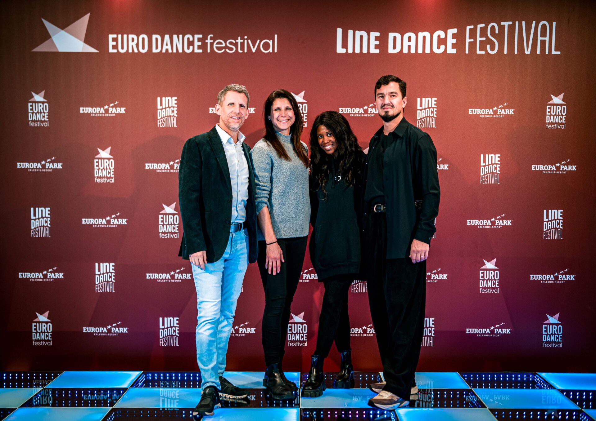 „Let’s Dance“-Star Motsi Mabuse (2.v.r.) und ihr Ehemann Evgenij Voznyuk (r.) nahmen sich beim Euro Dance Festival auch Zeit für ein Erinnerungsfoto mit Matthias Blattmann, Chef der Tanzschule Gutmann, und Ann-Kathrin Mack vom Europa-Park.