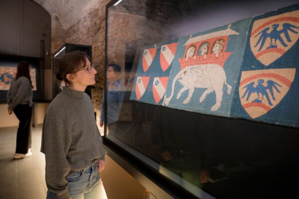 In der Schatzkammer des Augustinermuseums sind unter anderem mittelalterliche Bildteppiche zu sehen. Foto: Museen Freiburg/Marc Doradzillo