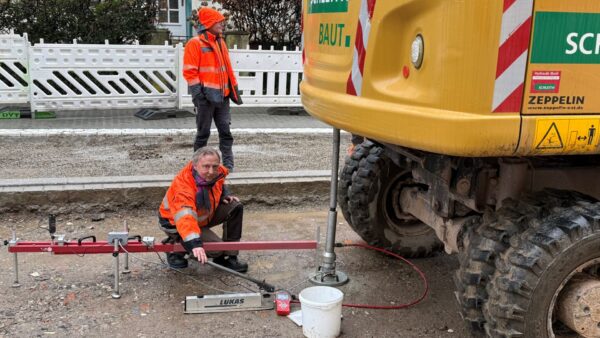 Ein Plattendruckversuch zeigt, wie stark sich der nasse Boden unter Druck verformt. Foto: Heike Schwende
