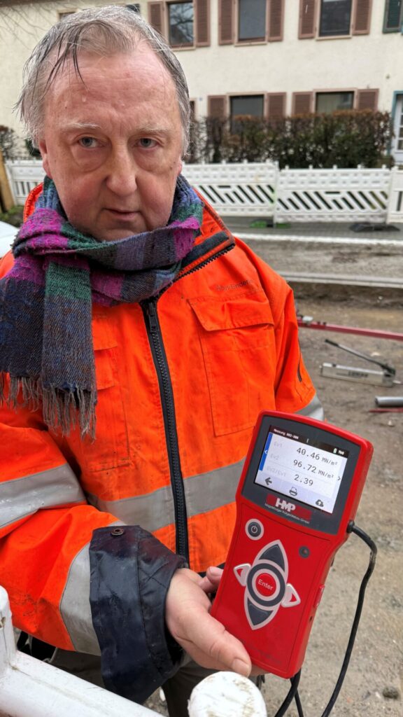 Der vom Messgerät ermittelte Wert ist zu hoch für den Asphalt. Foto: Heike Schwende