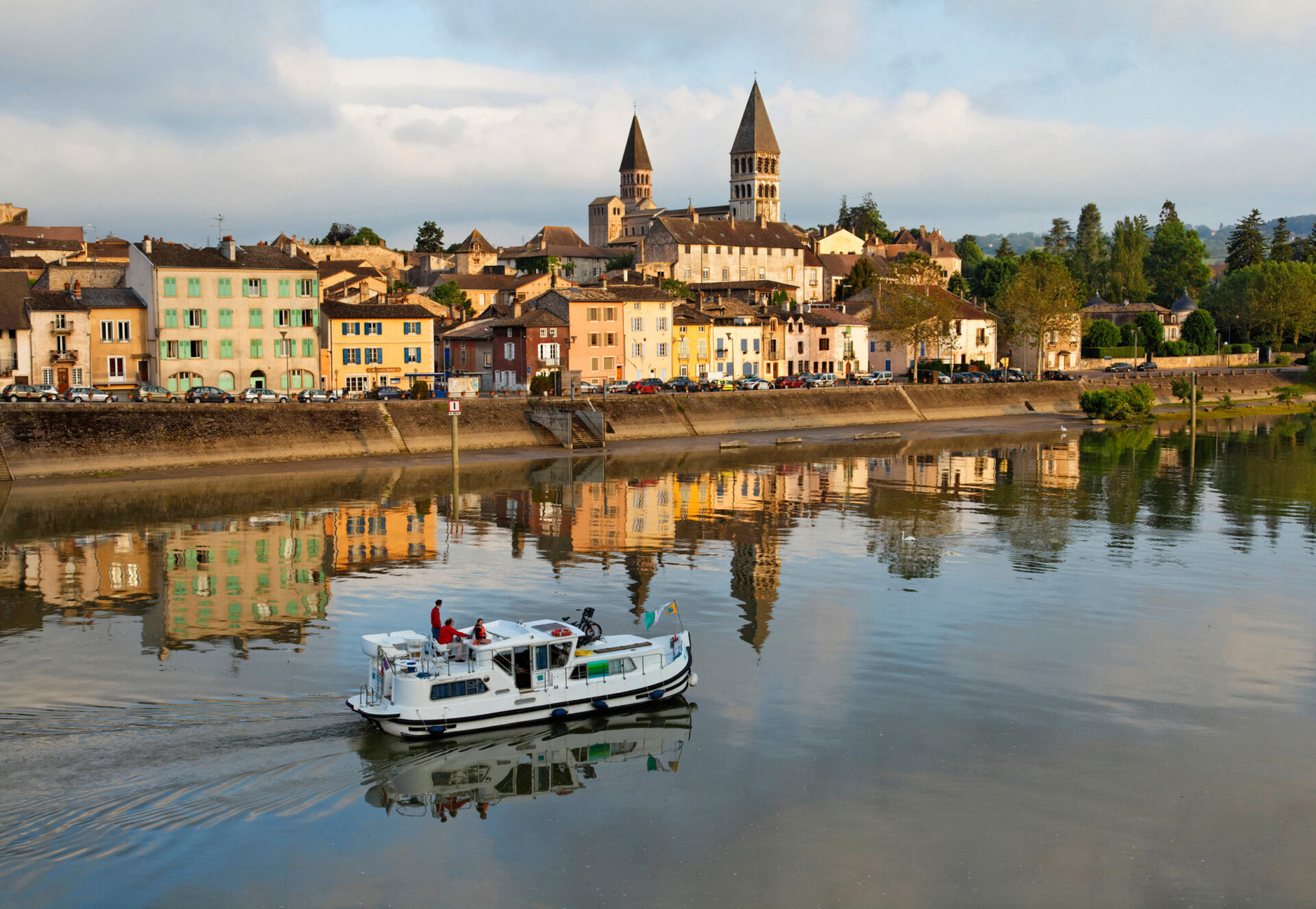 Gemächlich gleitet das Hausboot durch stille Flusslandschaften, vorbei an Burgen, Klöstern und Kathedralen bis nach Paris und in den Süden.