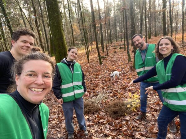 Beispielsweise im Forchheimer Wald waren Julia Riker (vorne links) und weitere Freiwillige im Einsatz, um die Wildlinge zu ernten, die nun verschenkt werden.