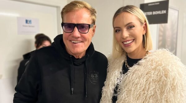 Hinter der Bühne nahm Pop-Titan Dieter Bohlen sich Zeit für Schnappschüsse mit den DSDS-Sängern. Hier mit Paulina Wagner, Finalistin der TV-Show im Jahr 2020 – die mittlerweile im Bierkönig in Mallorca für Stimmung sorgt. Die postete das gemeinsame Foto bei Instagram. Foto: www.instagram.com/paulinawagner_official