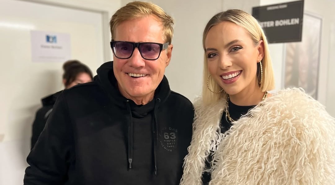 Hinter der Bühne nahm Pop-Titan Dieter Bohlen sich Zeit für Schnappschüsse mit den DSDS-Sängern. Hier mit Paulina Wagner, Finalistin der TV-Show im Jahr 2020 – die mittlerweile im Bierkönig in Mallorca für Stimmung sorgt. Die postete das gemeinsame Foto bei Instagram. Foto: www.instagram.com/paulinawagner_official