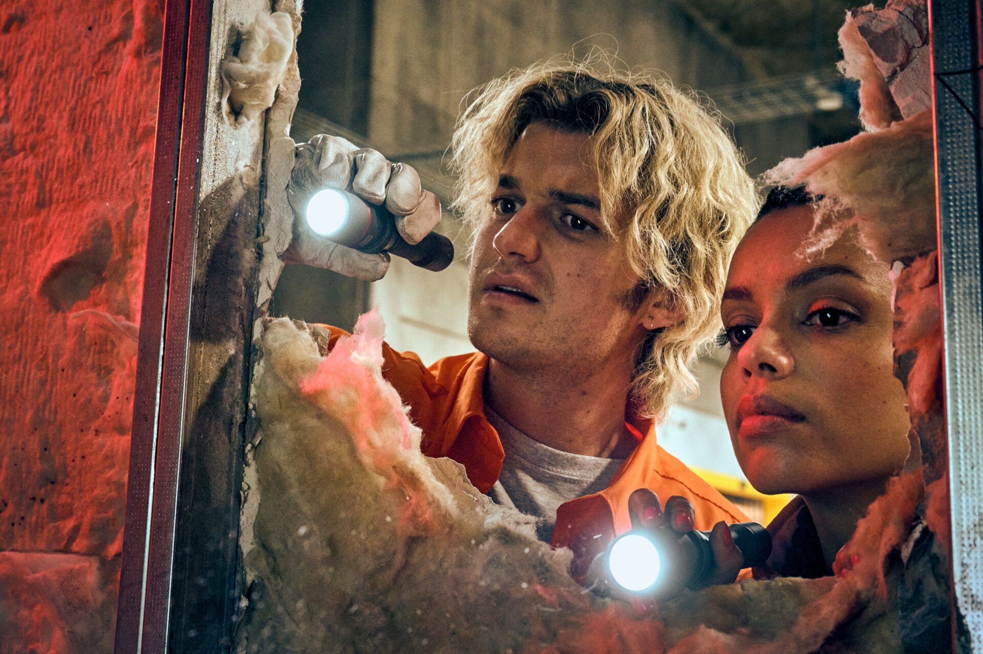 Travis (Joe Keery) und Naomi (Georgina Campbell) machen eine beunruhigende Entdeckung.