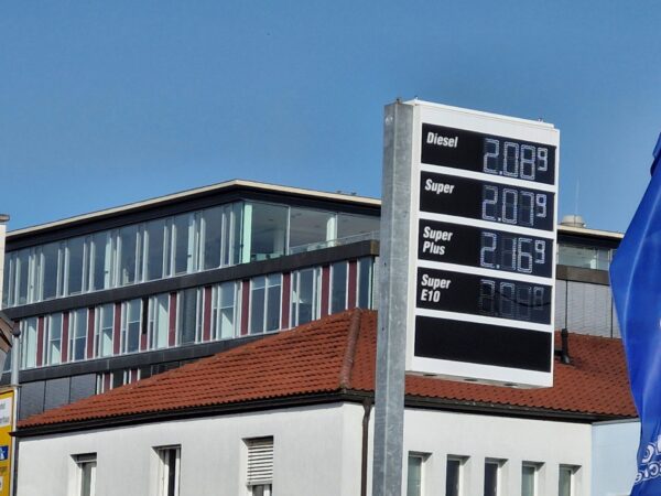 Am Dienstag, 10. März lag der Preis für den Liter Superbenzin bei einer Tankstelle in Freiburg 2,07 Euro. Foto: Schuh