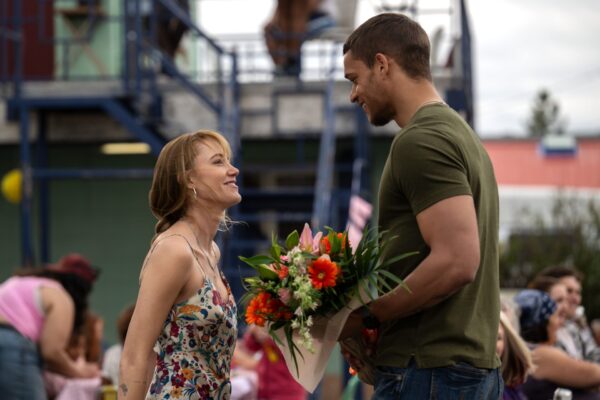 Kenna Rowan (Maika Monroe) und Ledger Ward (Tyriq Withers) kommen sich näher – doch das macht alles noch komplizierter.